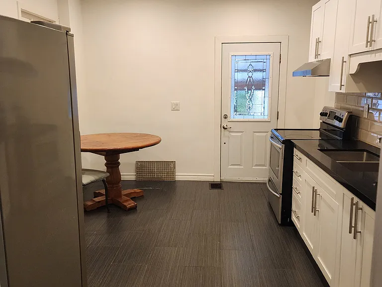 16 Russett Ave — Photo 3