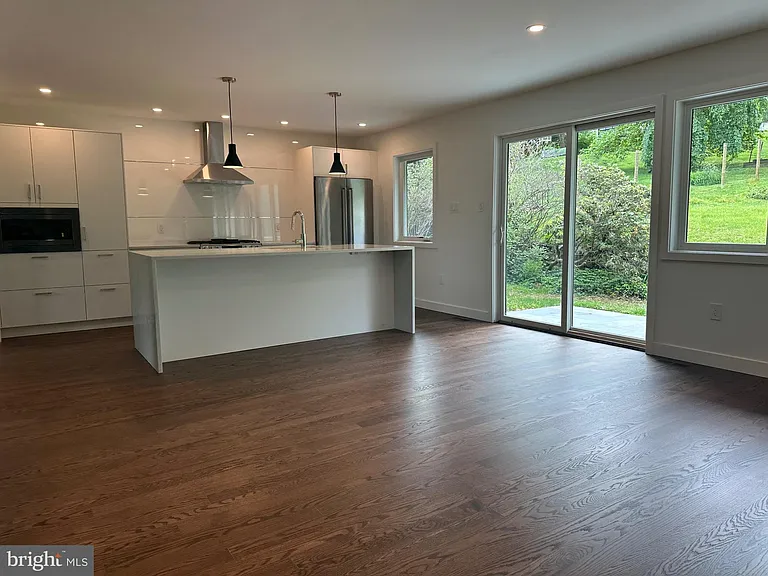 713 Woodfield Rd — Photo 9