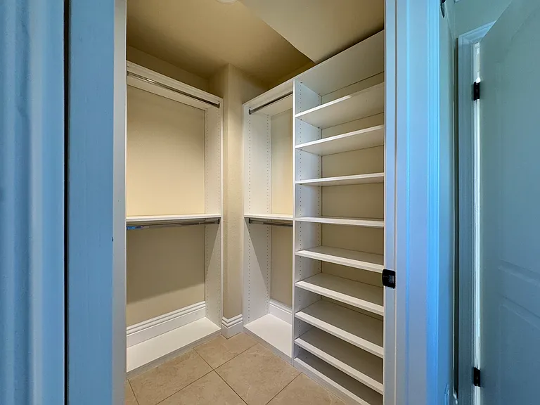 Walk in Closet Master Bedroom