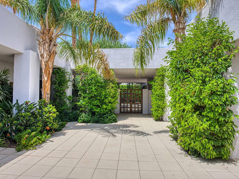 Large courtyard with entrance and separate casita.