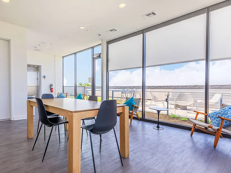 Hendrix Apartments — Photo 37