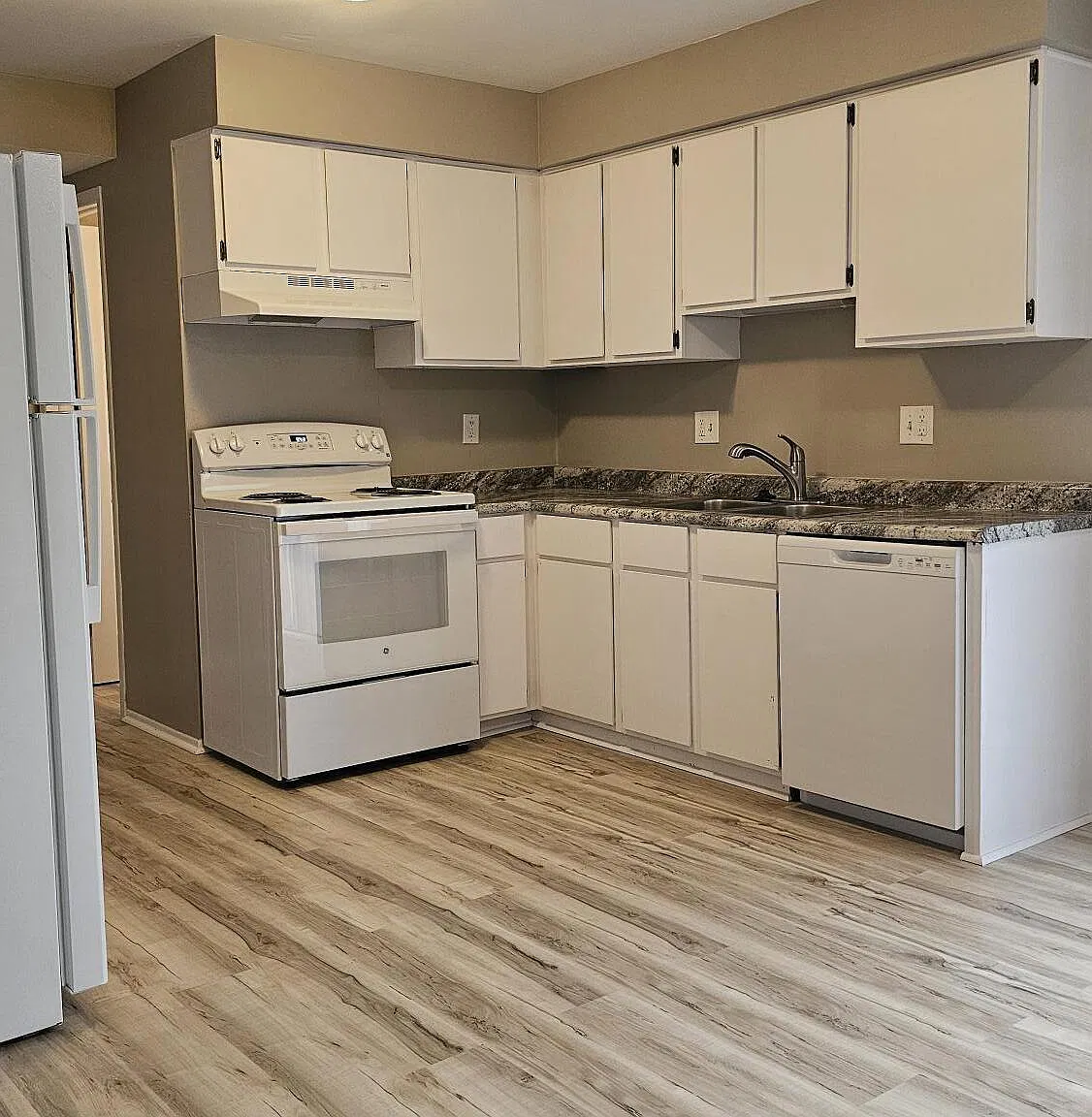 3 bed, 1.5 bath, 2200 sqft, $1,495 — Photo 3