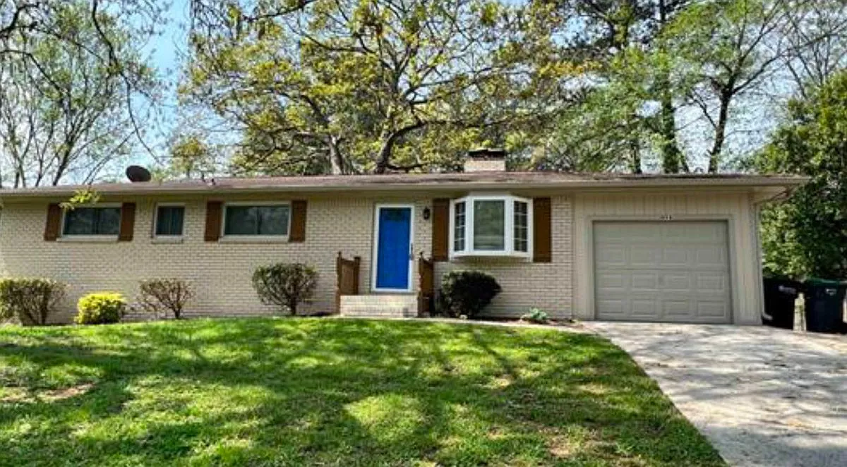 3 bed, 1.5 bath, 1200 sqft, $2,300 — Photo 1