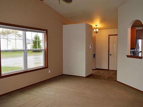 5th image of 1081 Silver Birch Dr