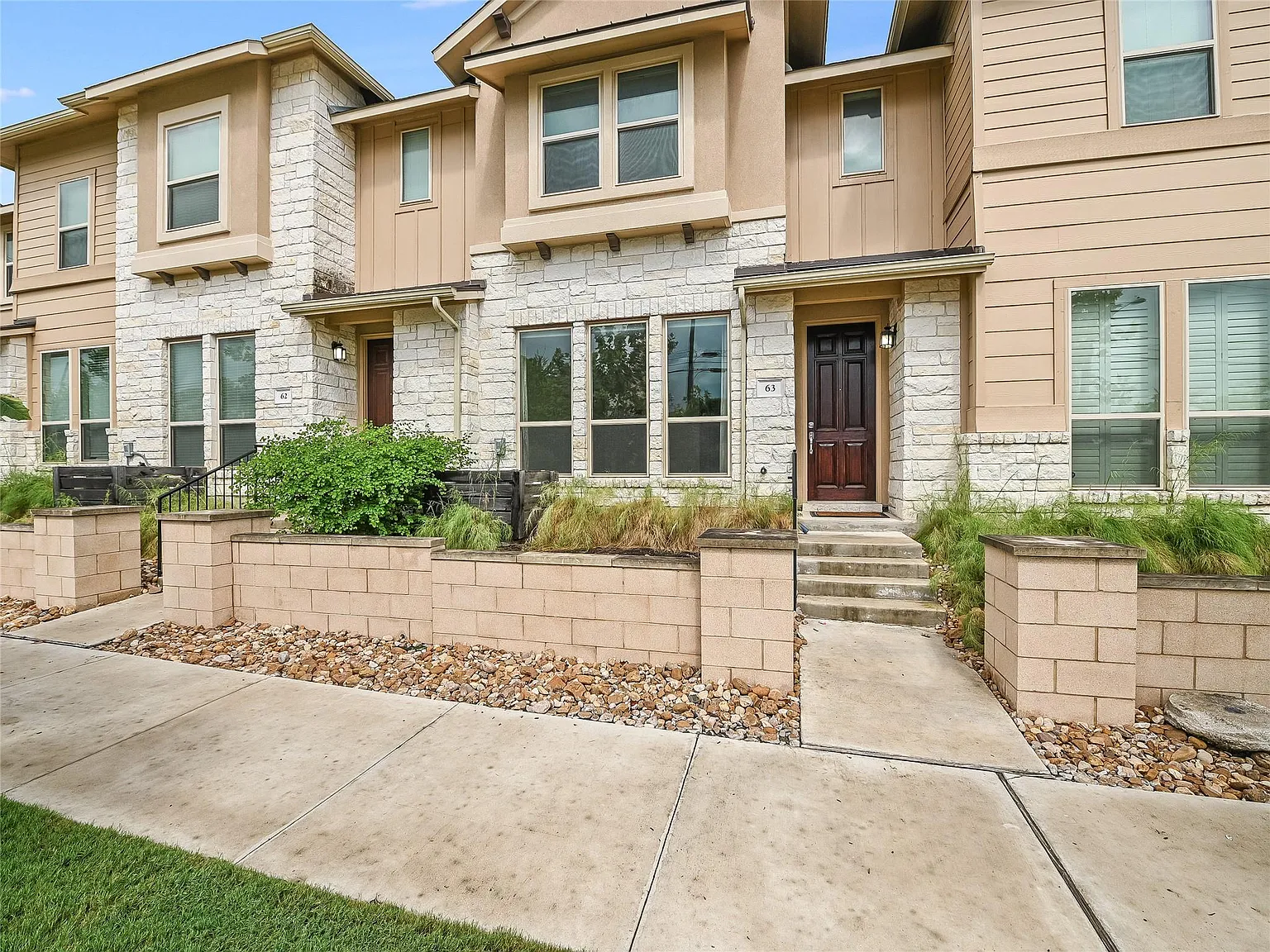 3 bed, 2.5 bath, 1623 sqft, $2,100 — Photo 1