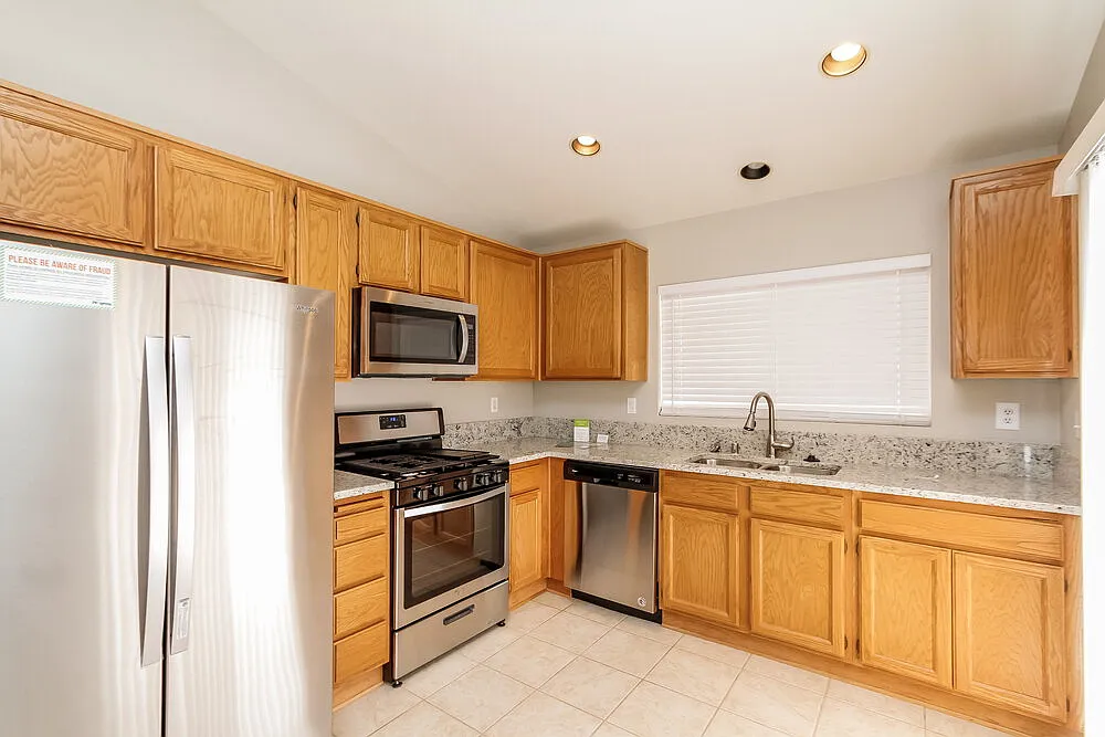 3 bed, 2.0 bath, 1282 sqft, $2,010 — Photo 4