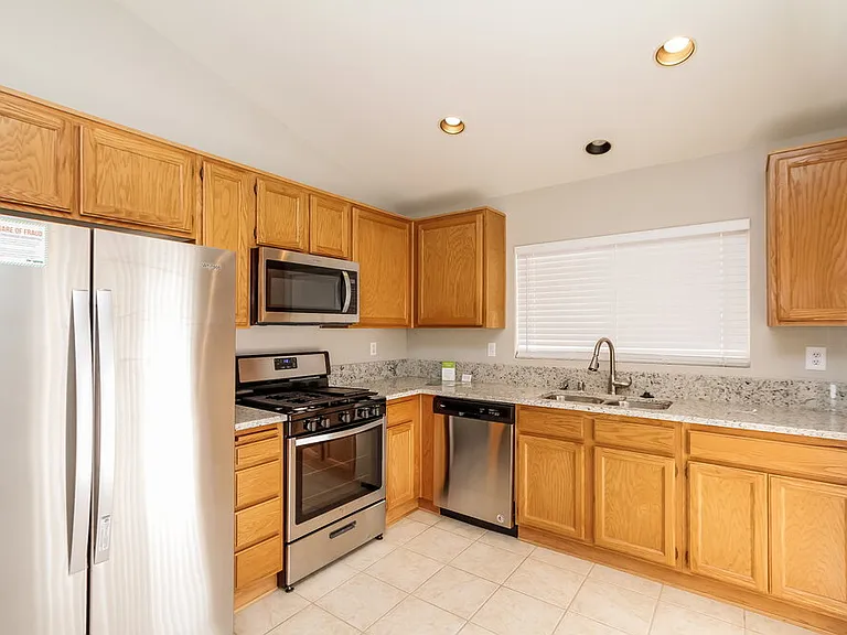 5560 Merriweather Dr — Photo 4