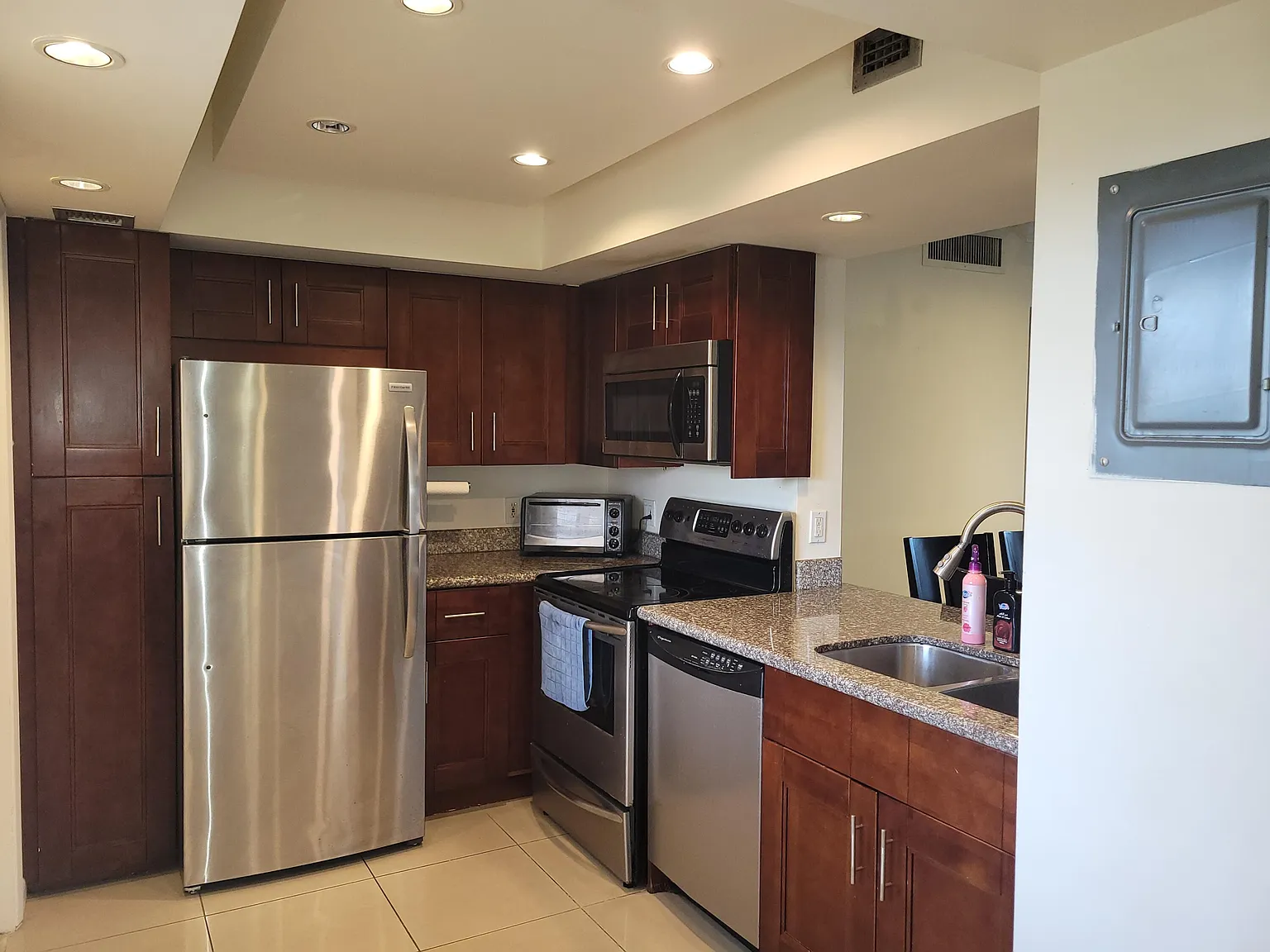 2 bed, 2.0 bath, 1100 sqft, $1,975 — Photo 2
