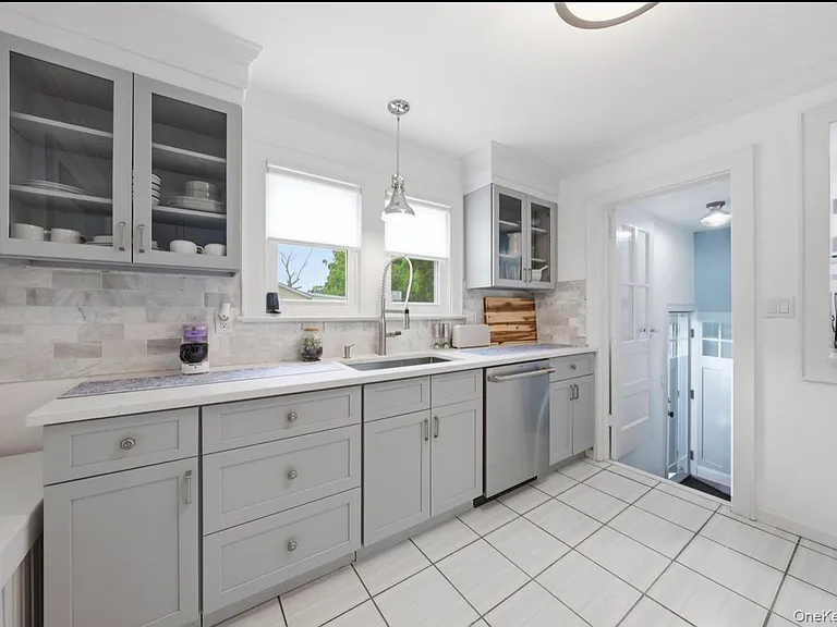 8 Rosewood Ave — Photo 5