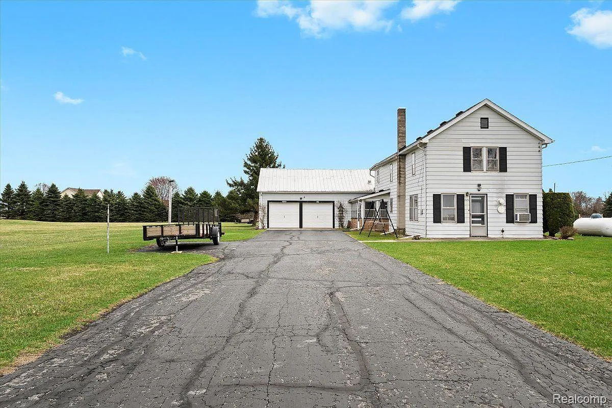 1572 Doty Rd photo 1