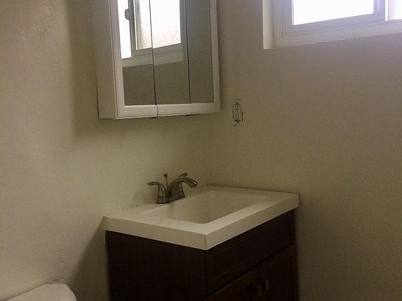 4th image of 112 E Buckthorn St APT 3