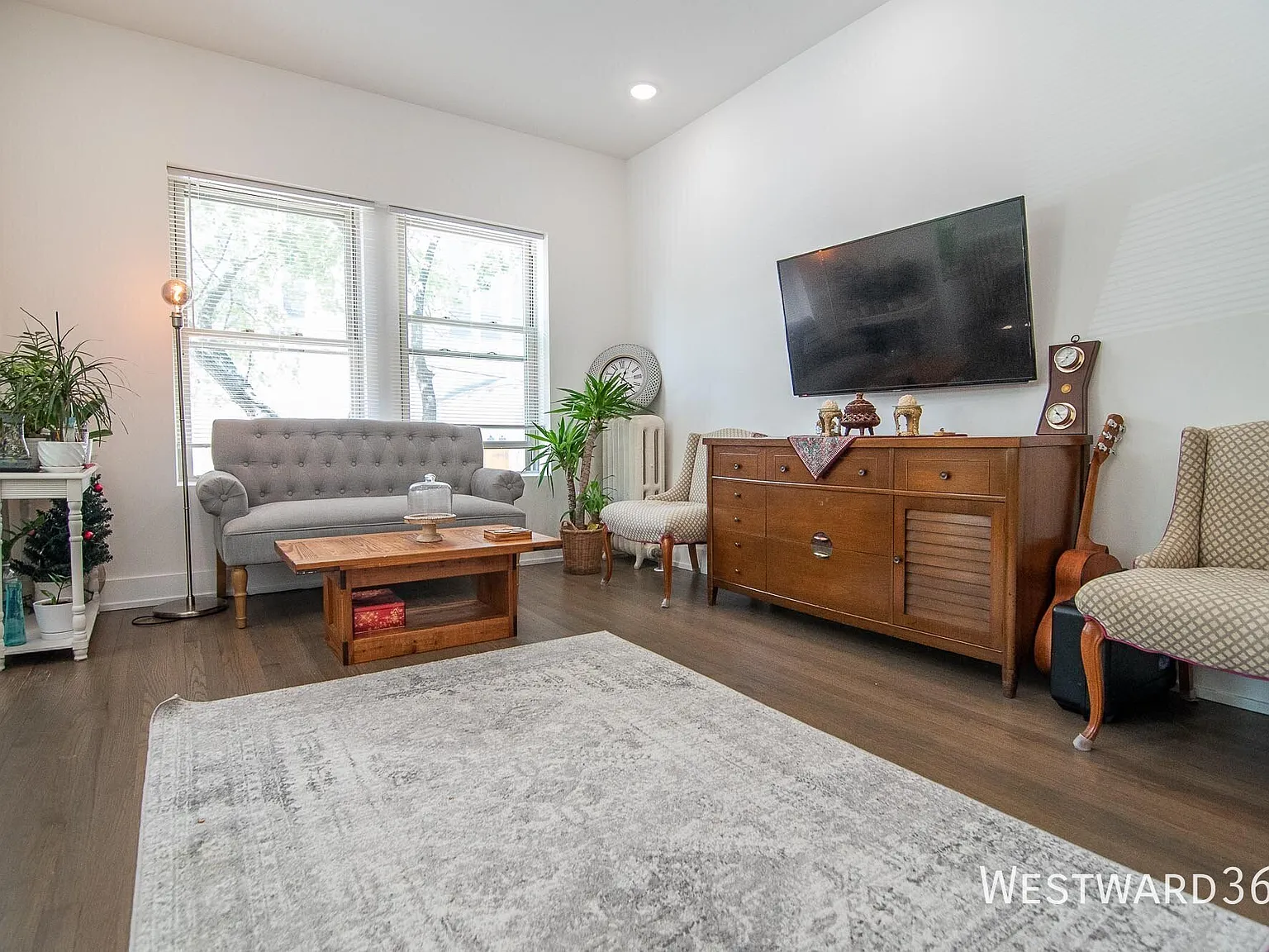 Available 10/1- Top Floor Corner 2bd/1bth With Wd — Photo 2