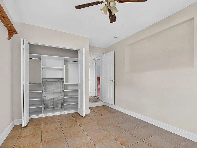 2250 NE 4th Ct — Photo 32