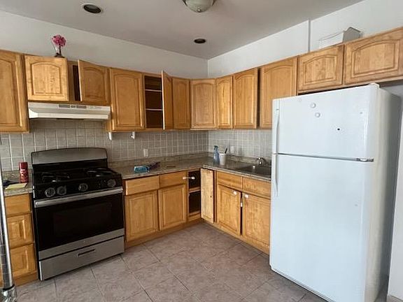 2nd image of 137 28th Ave #2