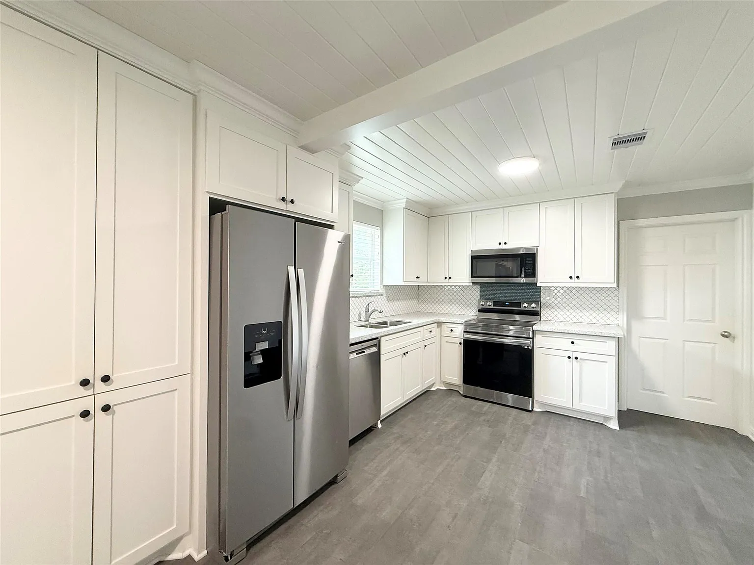 3 bed, 2.0 bath, 2268 sqft, $1,650 — Photo 4