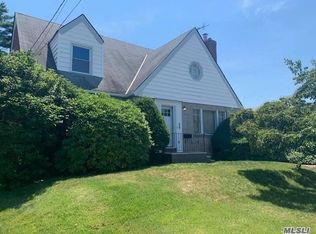 28 Catherine St, Valley Stream, NY 11581