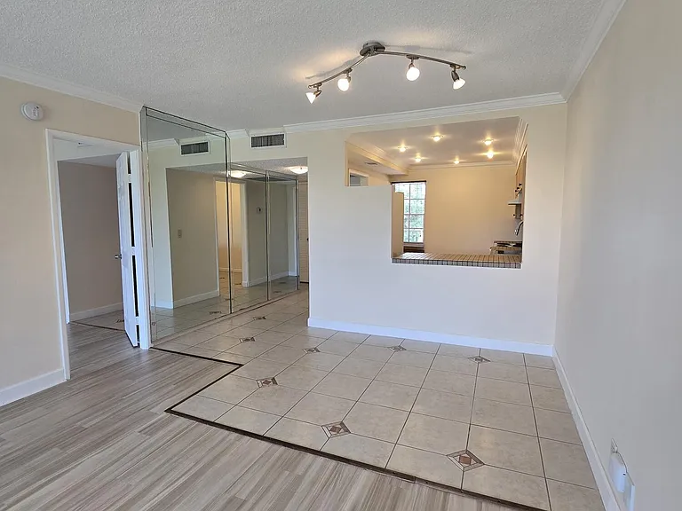 2900 N Palm Aire Dr #405 — Photo 1