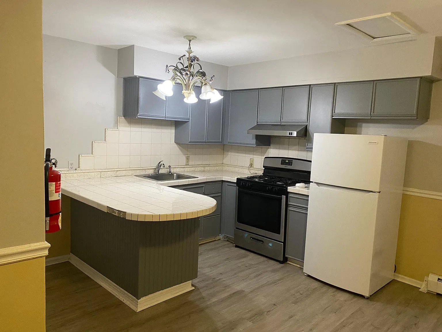237 Hollywood Ave — Photo 2