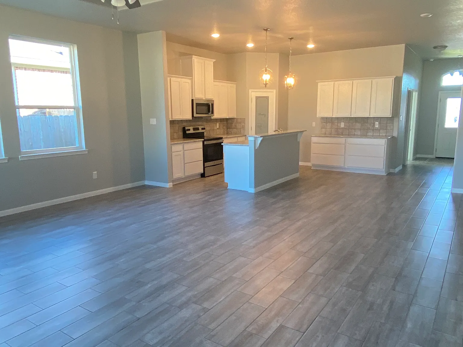 4 bed, 2056 sqft, $2,100 — Photo 2