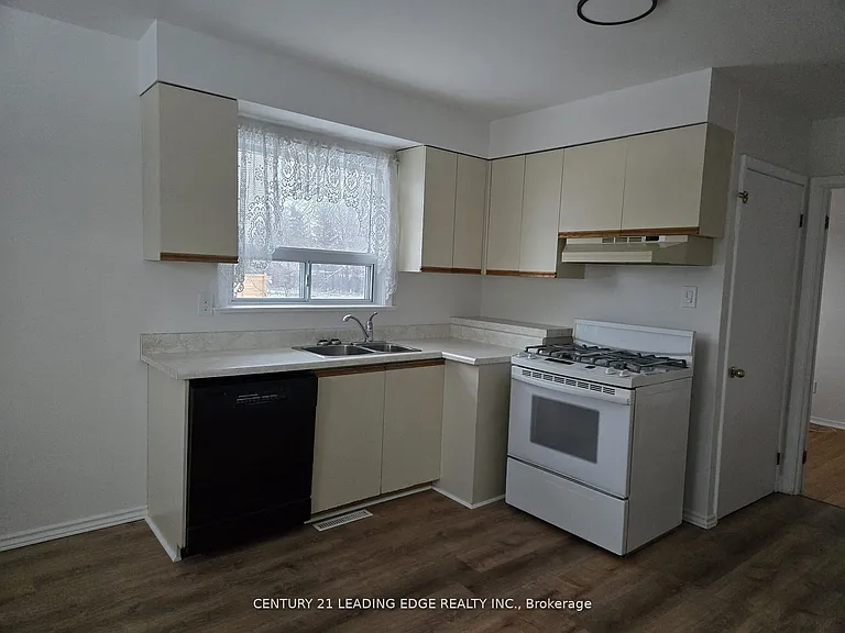 65 Moore St #MAIN — Photo 10