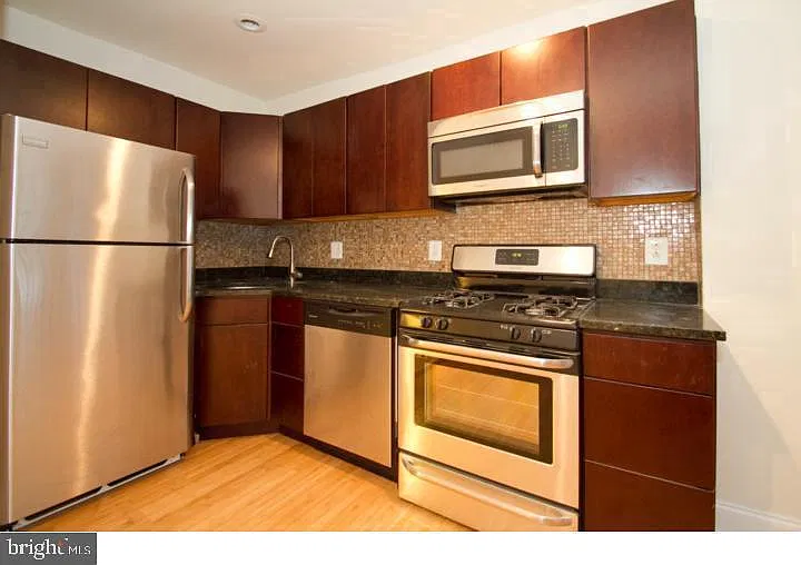 2 bed, 1.0 bath, 1150 sqft, $2,300 — Photo 2