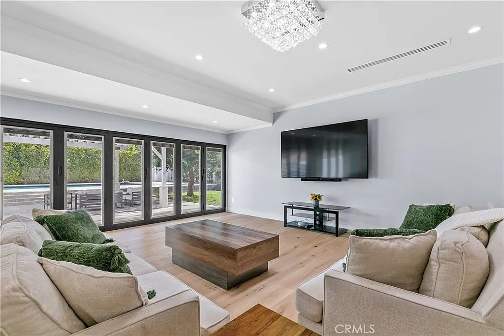 3 bed, 2310 sqft, $7,900 — Photo 2