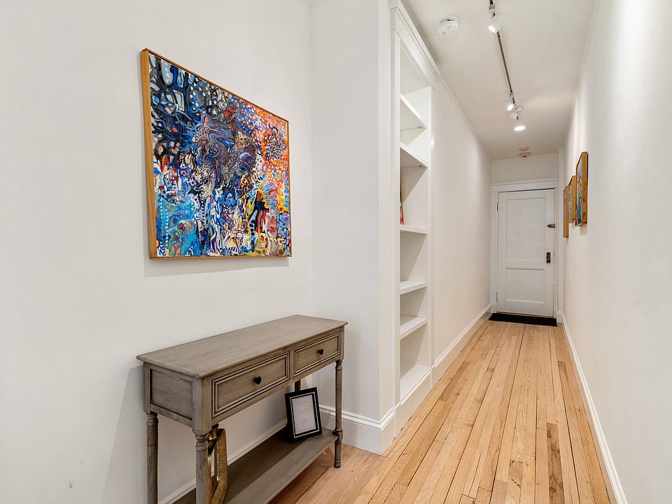 Reverse view of hallway.