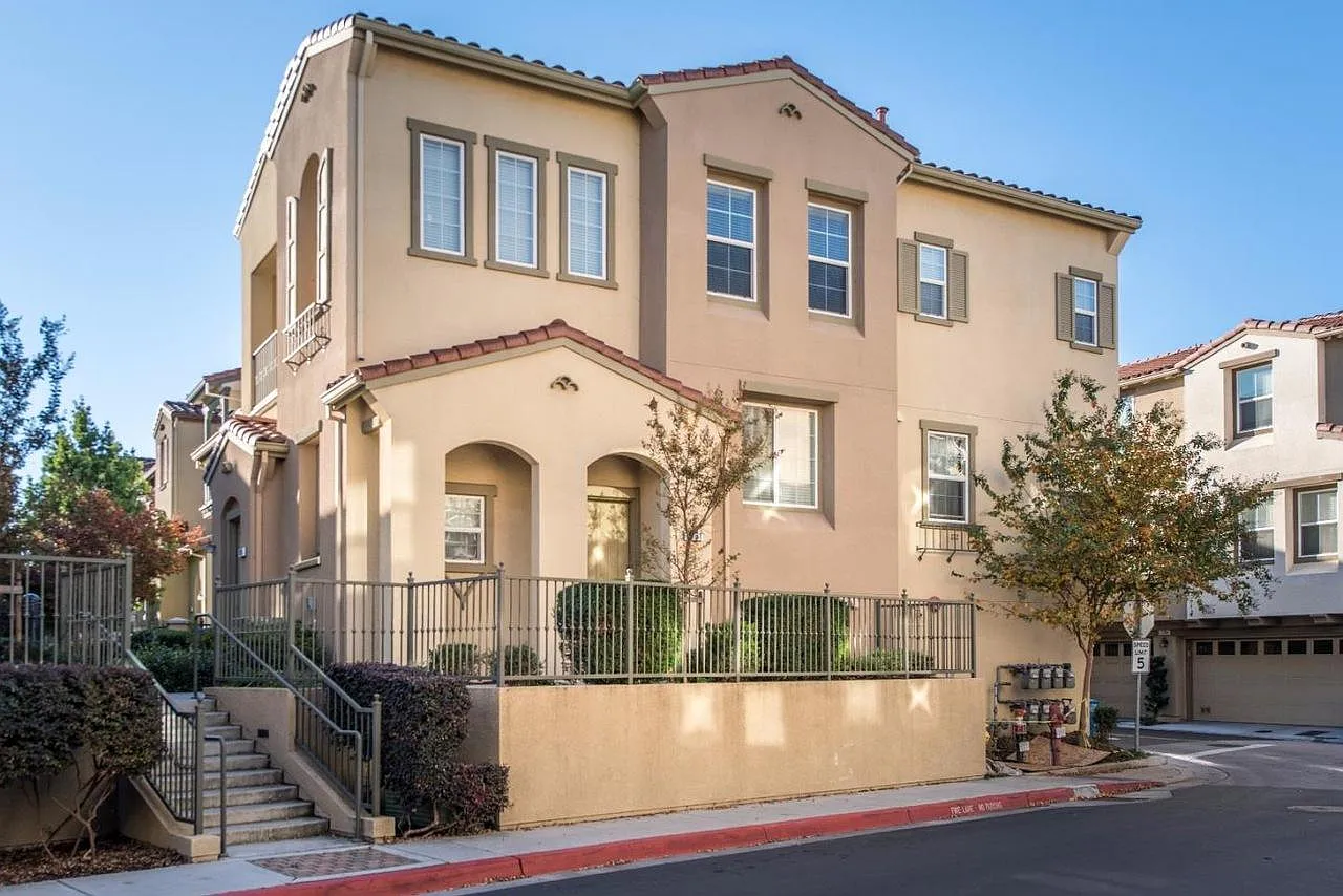 2 bed, 1371 sqft, $4,150 — Photo 1