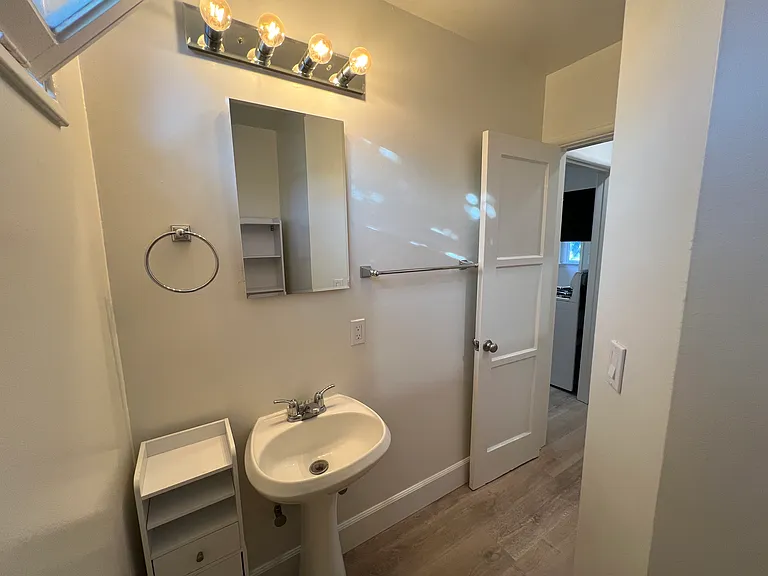 11662 Chandler Blvd — Photo 28