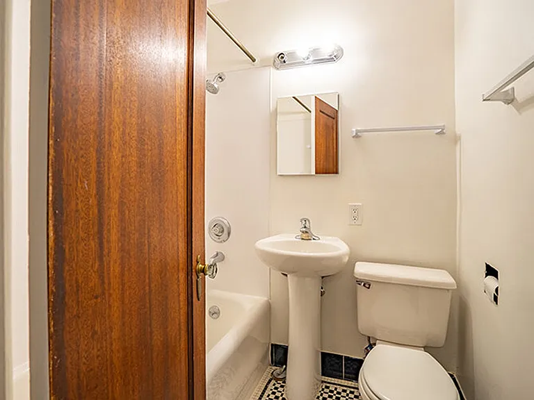 4435 Phinney Ave N — Photo 13