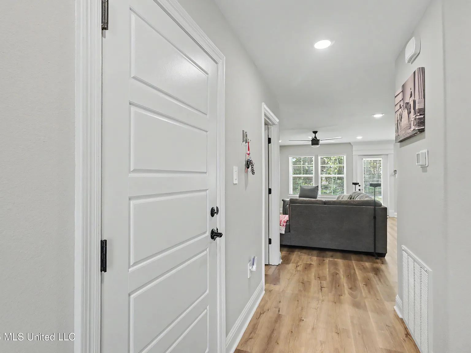 3 bed, 3.0 bath, 1893 sqft, $2,200 — Photo 3