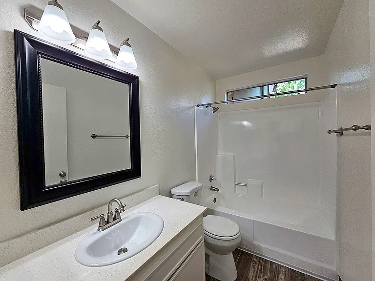 Valley View Apartments — Photo 19
