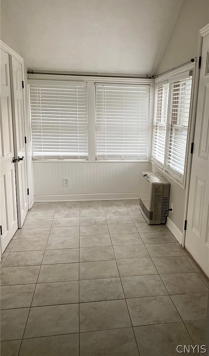1 bed, 1.0 bath, 1040 sqft, $2,000 — Photo 2