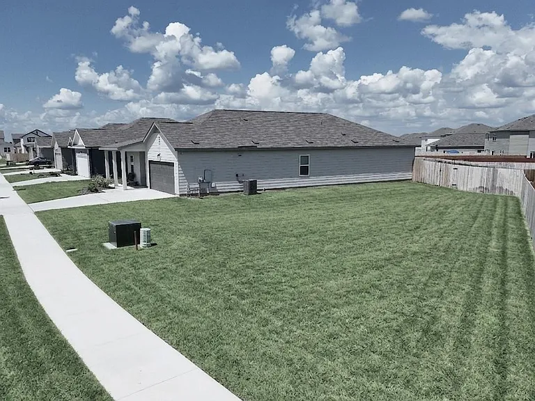 124 Blazilmar Ln — Photo 2