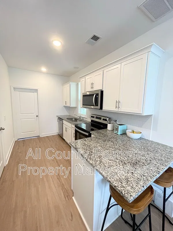 3 bed, 2.0 bath, 1140 sqft, $2,525 — Photo 1