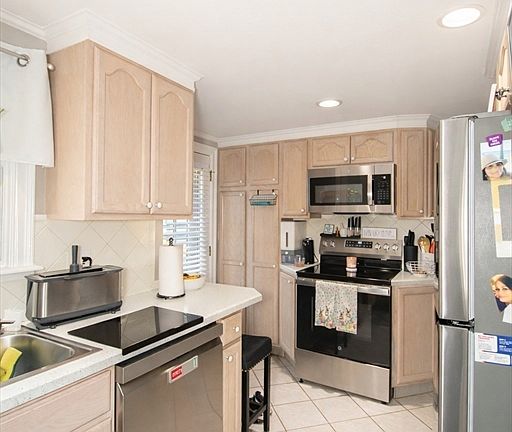 5th image of 75 Gillette Cir