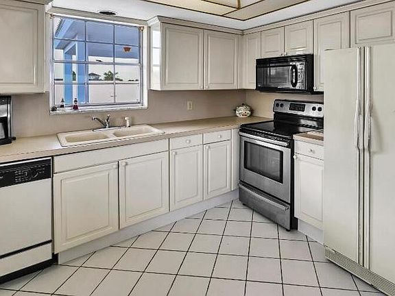 3rd image of 907 Marina Drive #401