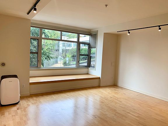 4th image of 720 Queen Anne Ave N APT 201