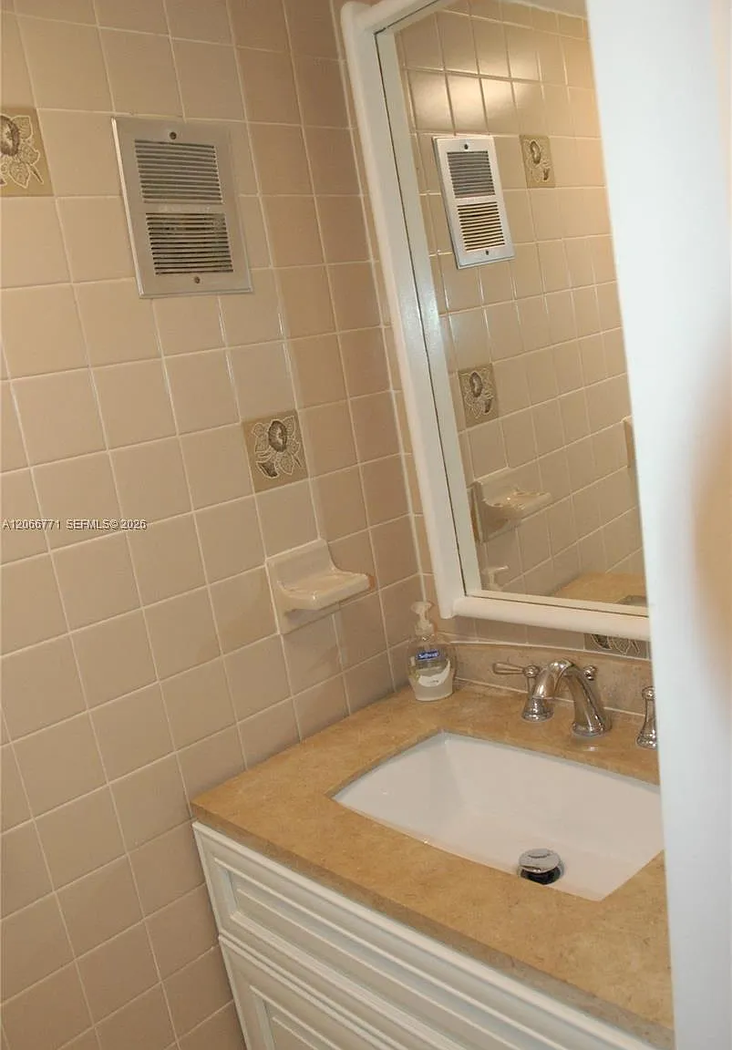 Castle Apts Condo — Photo 4