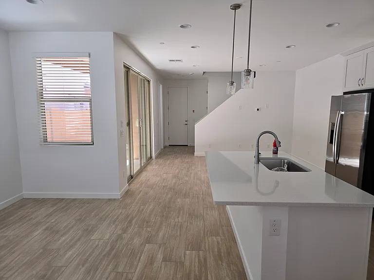 20644 W Thomas Rd — Photo 2