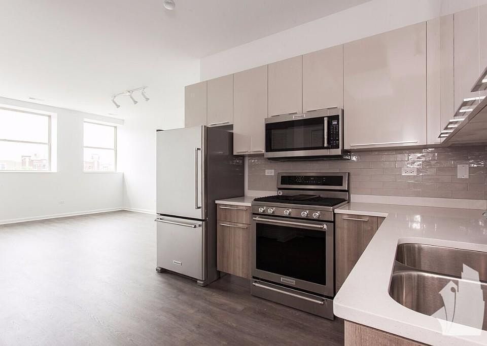 1st image of 934 W Dakin St #303