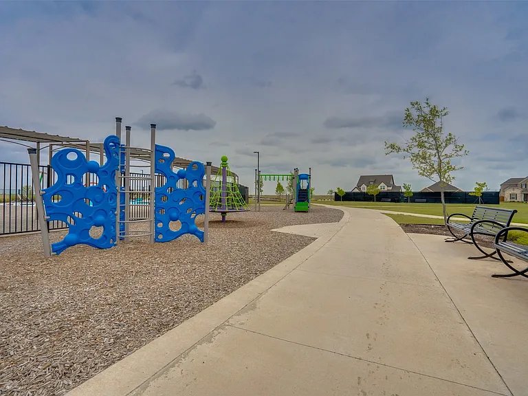6026 Priory Dr — Photo 32