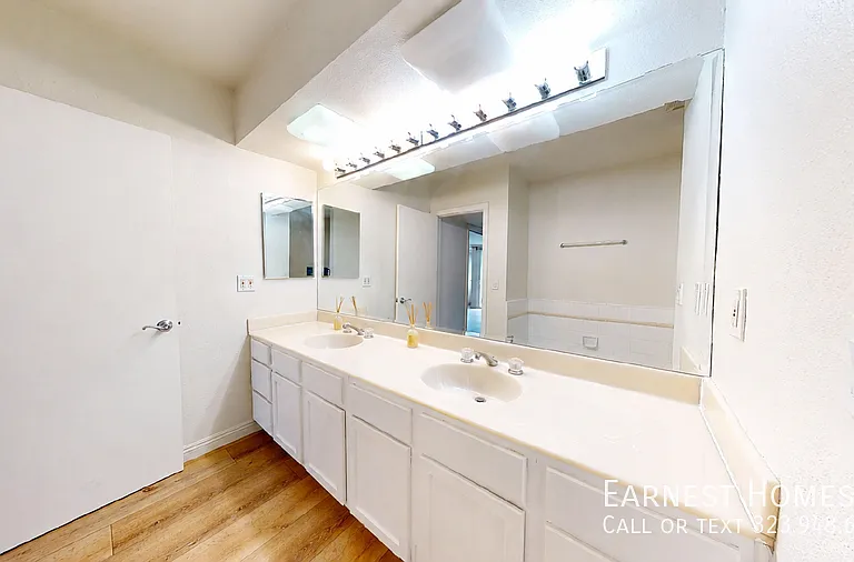 4915 Tyrone Ave #204 — Photo 13