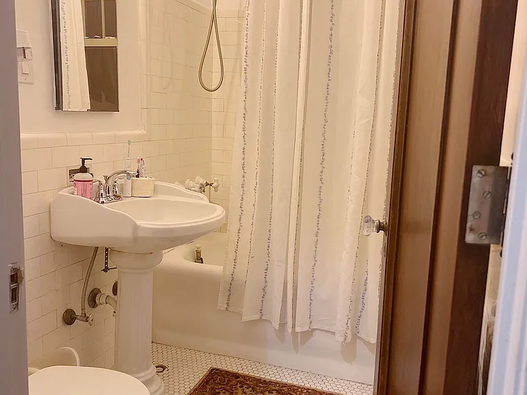 Mayflower Apartments — Photo 7