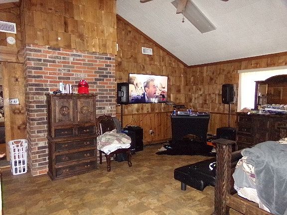 5th image of 28 Bruce Ln