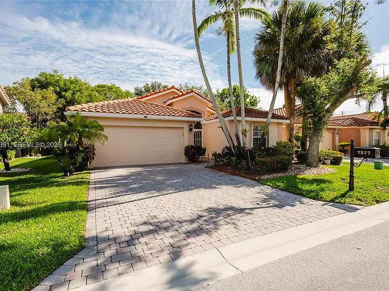 7577 Caprio Dr — Photo 2