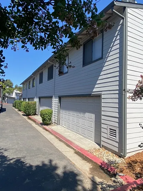 6401 Creekbed Ln — Photo 3