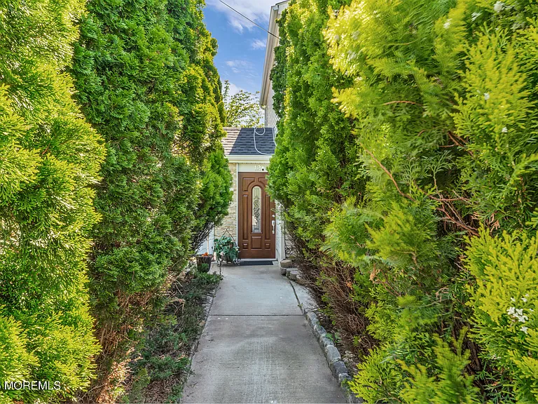 12 Jacobson St — Photo 2