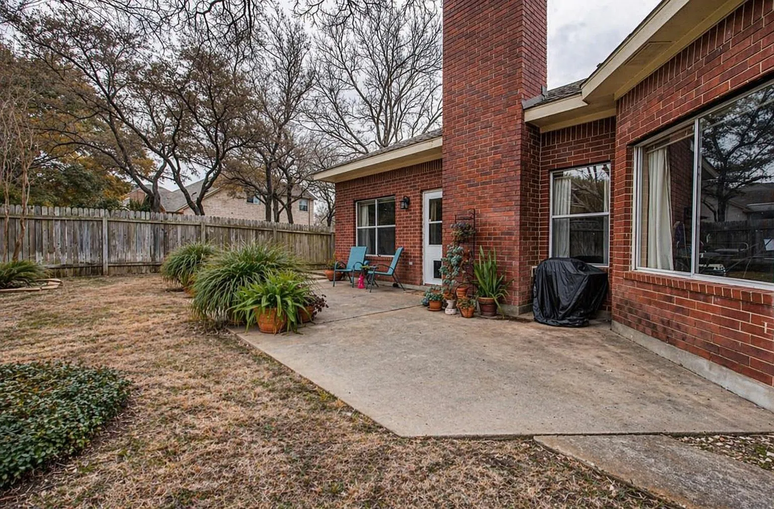 4 bed, 2.5 bath, 2325 sqft, $2,800 — Photo 3