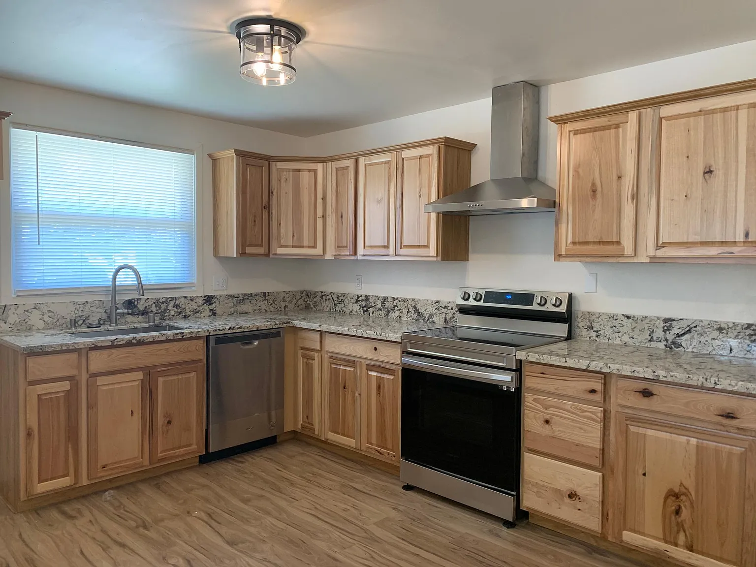3 bed, 1600 sqft, $2,635 — Photo 2